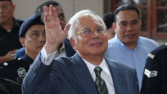 馬來西亞前總理納吉佈在吉隆坡法庭出庭，被加控3項洗錢罪名，他否認涉案。（圖源：互聯網）