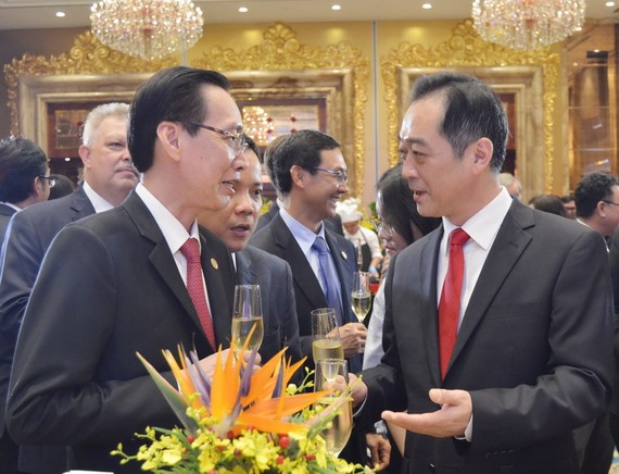 市人委會常務副主席黎清廉(左)向中國 駐本市總領事吳駿祝賀中國國慶。