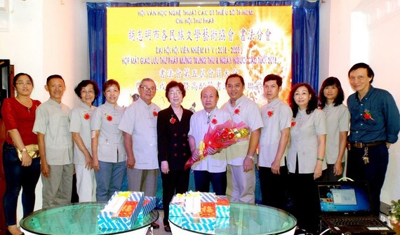 劉金華主席(左六)向新屆執委成員送花祝賀。