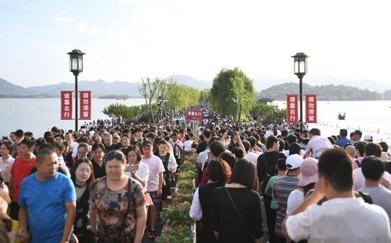 杭州西湖白堤“人潮洶湧”。（圖源：互聯網）