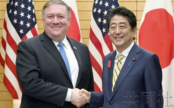 美國國務卿蓬佩奧（左）與日本首相安倍晉三舉行會談。（圖源：共同社）