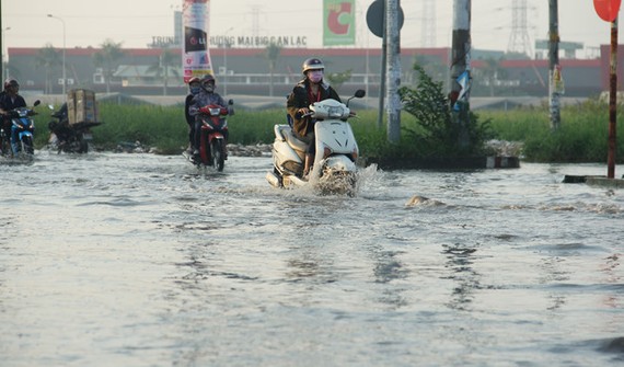 平新郡胡玉覽街路段嚴重受淹。（圖源：安輝）