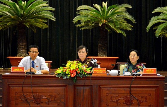 市人民議會主席阮氏決心（中）與兩位市人民議會副主席共同主持會議。（圖源：PC）
