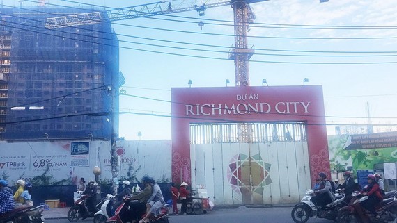 Richmond City工程建築地基，導致附近40間住房的牆壁斷裂、坍塌。