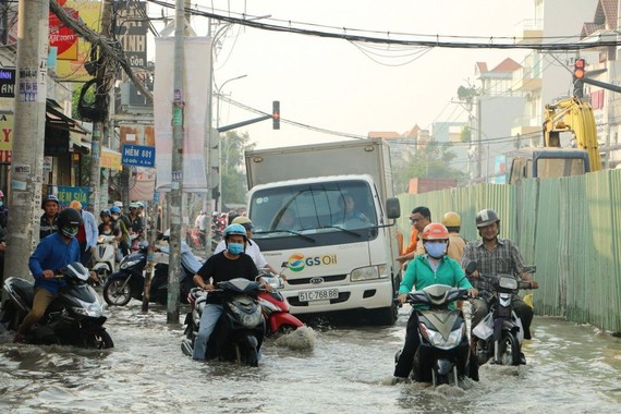 本市河涌系統的潮汛上漲，導致第七郡和芽皮縣一帶嚴重受淹，行車困難交通擁堵。（圖源：光英）