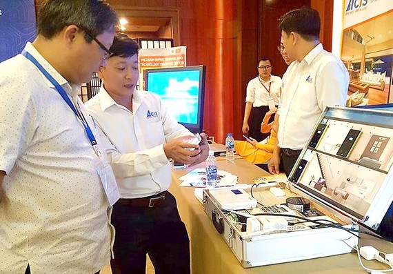 越南企業在研討會上向與會者介紹微機電技術的研發應用成果。