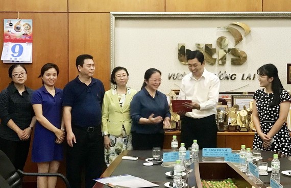 平仙(Biti's)公司代表迎接中國雲南省河口瑤族自治縣人民政府代表團。