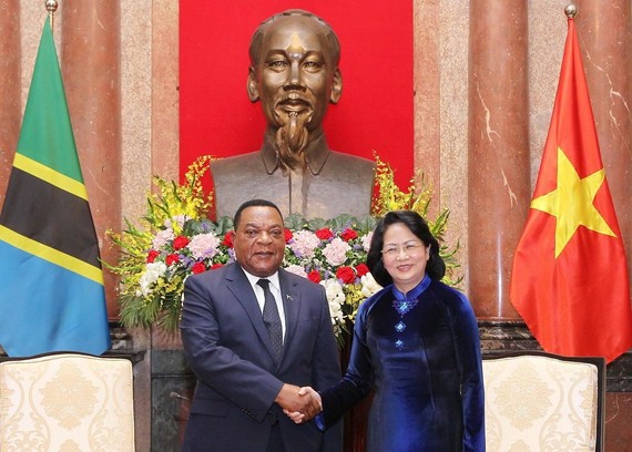 國家代主席鄧氏玉盛(右)接見坦桑尼亞外交與東非合作部長奧古斯丁‧馬希加。（圖源：越通社）