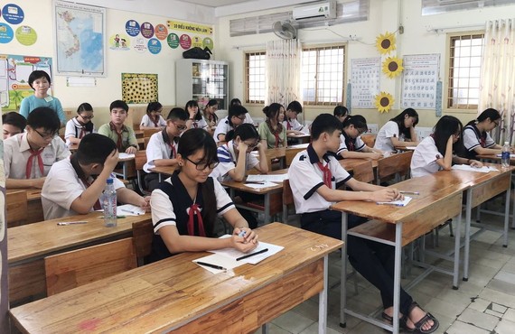 華文科學生正準備考試。