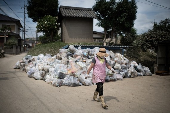 日本颱風過境後，垃圾堆滿是塑膠垃圾袋裝滿的廢棄物。（圖源：AFP）