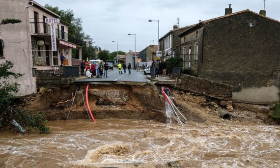 法國西南部15日降下暴雨，卡爾卡松大都會區附近的數座城鎮和村莊遭暴洪侵襲，造成許多汽車翻覆、道路毀壞和民宅倒塌。(圖源：AFP)