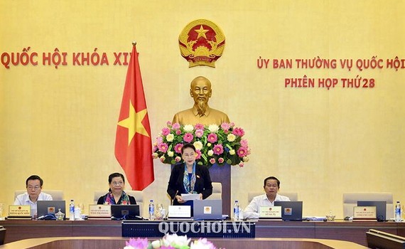國會主席阮氏金銀（右二）在國會常務委員會第廿八次會議上致開幕詞。（圖源：Quochoi.vn）