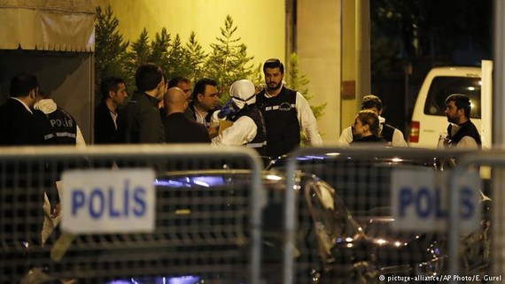土耳其警方於10月15日進入沙特駐伊斯坦布爾總領事館搜查。（圖源：AP）