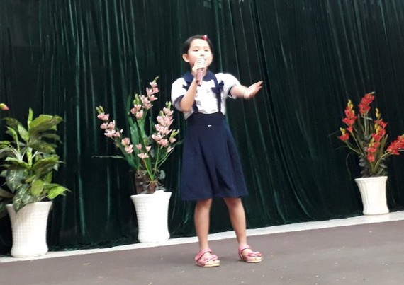 許桐桐獲得歌唱比賽小學組第一名。