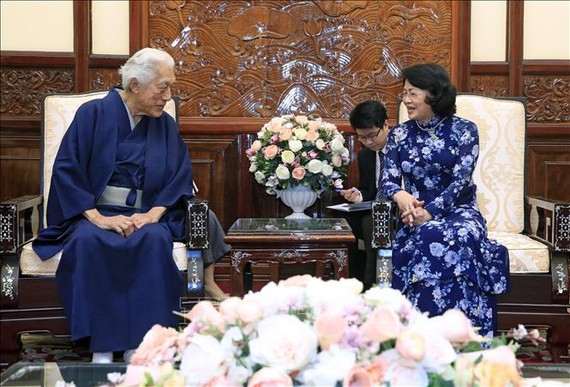 國家代主席鄧氏玉盛（右）接見日本里千家茶道流派的第十五代掌門人家元閣下。（圖源：越通社）