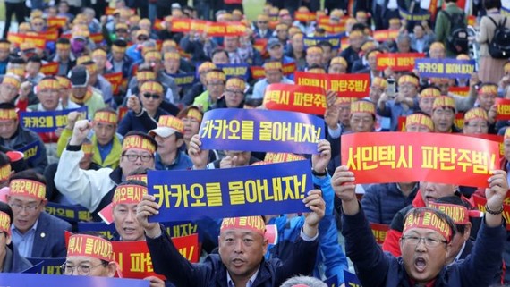 韓國上萬出租車司機游行，抵制軟件拼車服務。（圖源：互聯網）