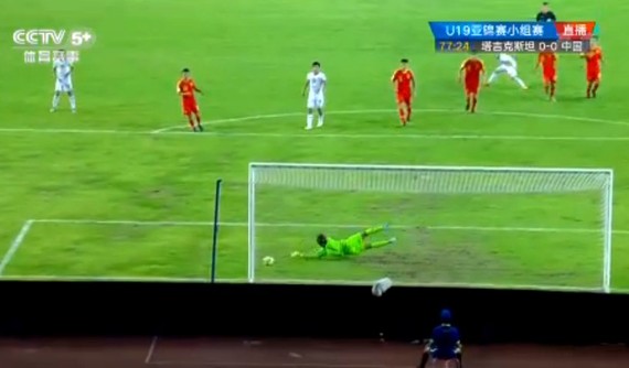 塔吉克斯坦球手射進龍門一瞬間鏡頭。（圖源：CCTV視頻截圖）