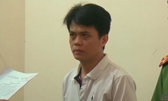 阮清雄在聽法警宣讀拘捕令。（圖源：俊光）