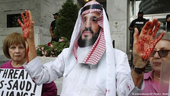示威人士在沙特駐土耳其大使館門外頭帶沙特王子的面具表達抗議。（圖源：AP）