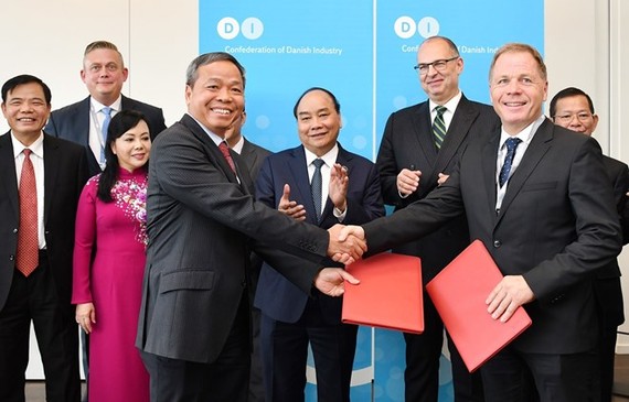 政府總理阮春福見證越南與丹麥企業簽署合作文件。（圖源：越通社）
