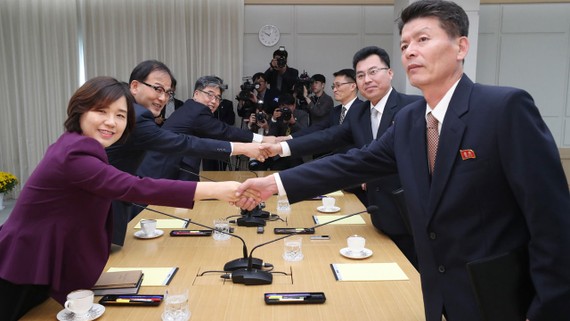 10月22日，在朝鮮開城，韓國官員（右）和朝鮮官員參加會談。（圖源：韓聯社）
