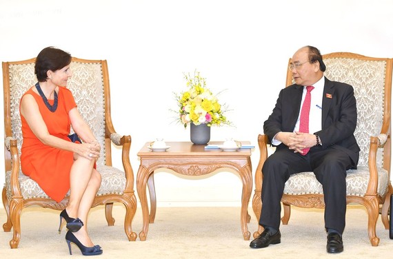 政府總理阮春福（右）接見意大利駐越南大使西西里亞‧皮喬尼。（圖源：光孝）