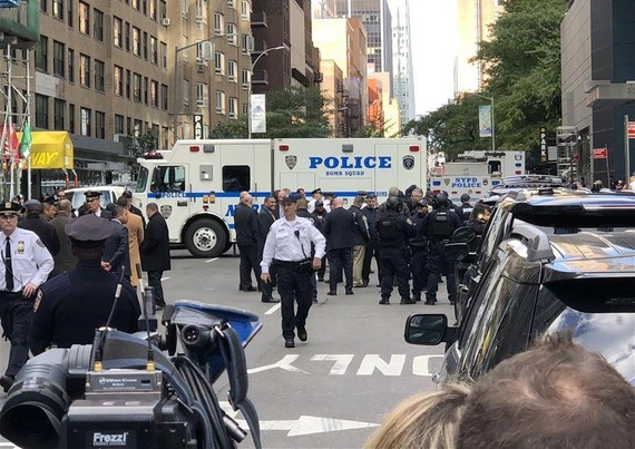 警察在美國有線電視新聞網位於紐約曼哈頓的辦公地點所在大樓外執勤。（圖源：新華網）