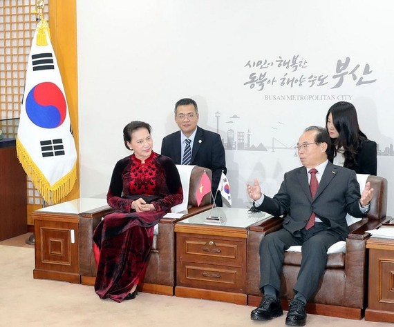國會主席阮氏金銀接見釜山市長吳巨敦。（圖源：越通社）