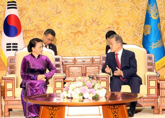 國會主席阮氏金銀（左）會見韓國總統文在寅。（圖源：互聯網）