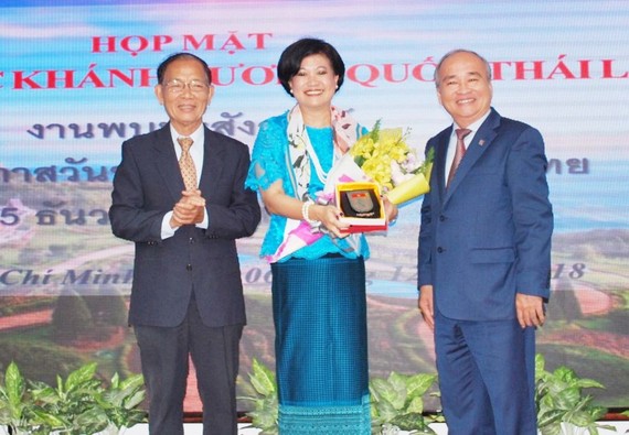 市各友好組織聯合會主席黃明善(右)和市越泰友協主席張黃(左)向即將離任回國的泰國駐市總領事Ureerat Ratanaprukse贈送紀念品和鮮花。
