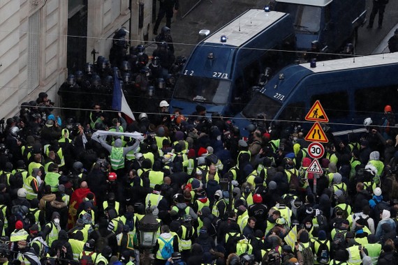 法國黃背心運動：示威者在巴黎與警方出現衝突場面。（圖源：路透社）