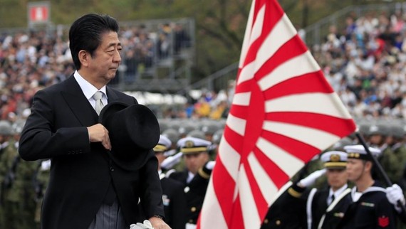 日本首相安倍晉三檢閱日本自衛隊。（圖源：AFP）