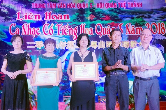 盧耀南理事長(右一)向獲得二等獎節目頒獎。