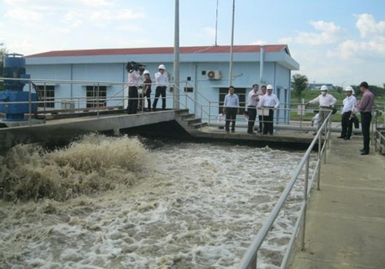 環境檢查團探訪越南-新加坡工業區污水處理系統。