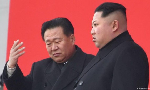 朝鮮二號強人崔龍海遭美制裁。圖為崔龍海和金正恩。（圖源：互聯網）