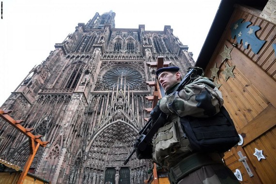 法國加強警戒，軍隊士兵進駐斯特拉斯堡市的景區。（圖源：AFP）