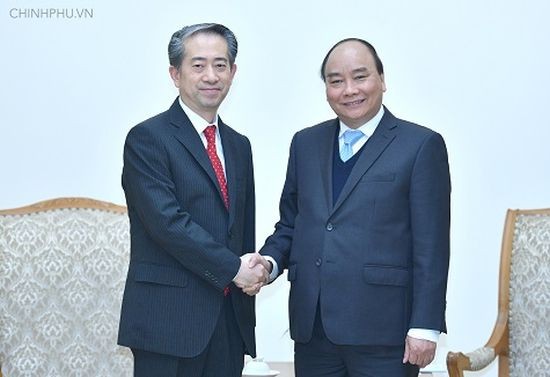 政府總理阮春福（右）接見中國駐越南大使熊波。（圖源：光孝）