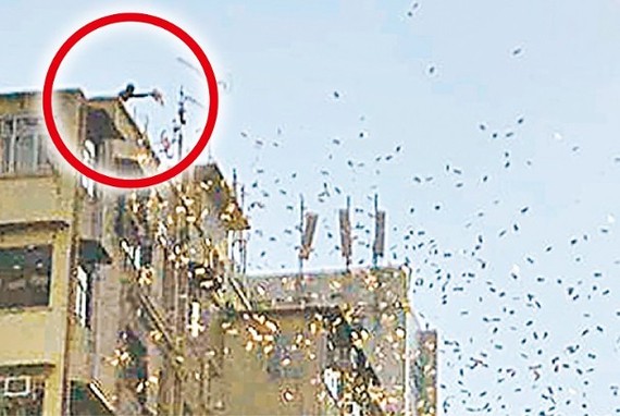 有人（紅圈示）在鄰近黃金商場的大廈天台，撒下銀紙。（圖源：互聯網）