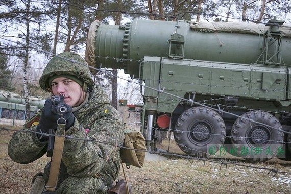 俄羅斯戰略火箭軍一名士兵正在導彈發射車附近警戒。（圖源：互聯網）