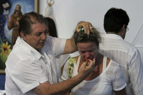 巴西靈媒師約翰（左）為患者治療。（圖源：互聯網）