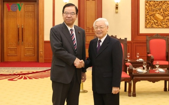 黨中央總書記、國家主席阮富仲（右）接見日本共產黨委員長志位和夫。（圖源：VOV）