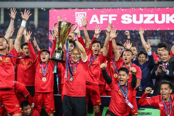 越南隊高舉冠軍金盃。（圖源：互聯網）