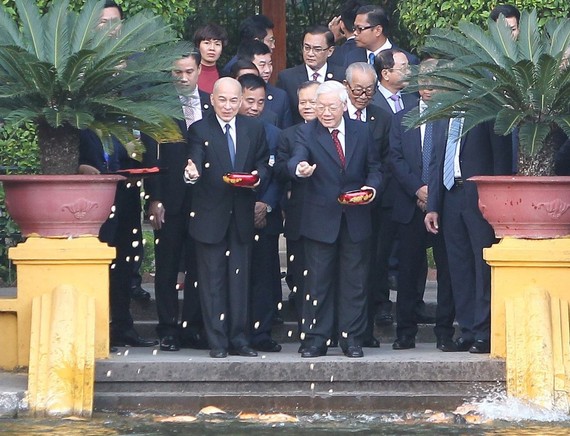 黨中央總書記、國家主席阮富仲（前右）同柬埔寨國王西哈莫尼（前左）在胡志明主席遺跡區餵魚。（圖源：越通社）