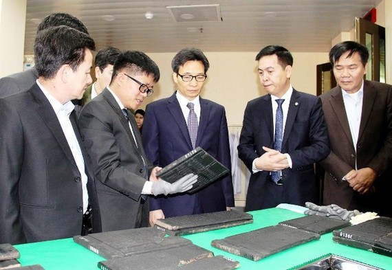 政府副總理武德膽（中）視察並參觀第四國家檔案中心的阮朝木板資料庫。（圖源：梅文寶）