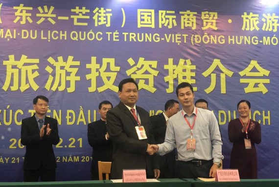 永進合作社總經理陳榮森(前左)與中國企業簽署越南農水海產品出口中國市場協議書。