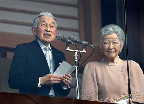 日本天皇明仁（左）23日慶祝他退位前最後一次生日。他在王宮前面發表生日演說，皇后美智子也在現場。（圖源：EPA）