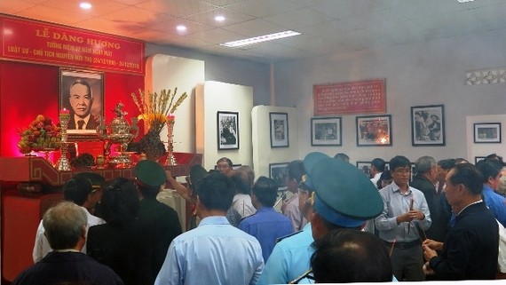 富安省領導同該省黨政代表上香緬懷已故南方民族解放陣線主席、國家代主席阮友壽律師。（圖源：人民報）
