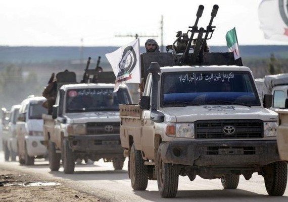 一支由土支持的敘反政府軍車隊向曼比季進軍。（圖源：路透社）