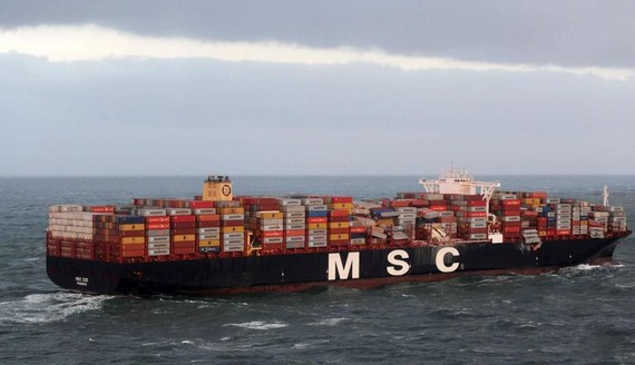 巴拿馬旗下的MSC ZOE貨船遇風暴大批集裝箱掉海。（圖源：互聯網）