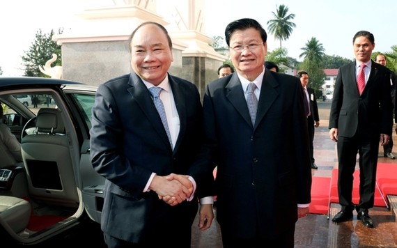 阮春福總理（左）接見老撾總理西蘇里。（圖源：VOV）